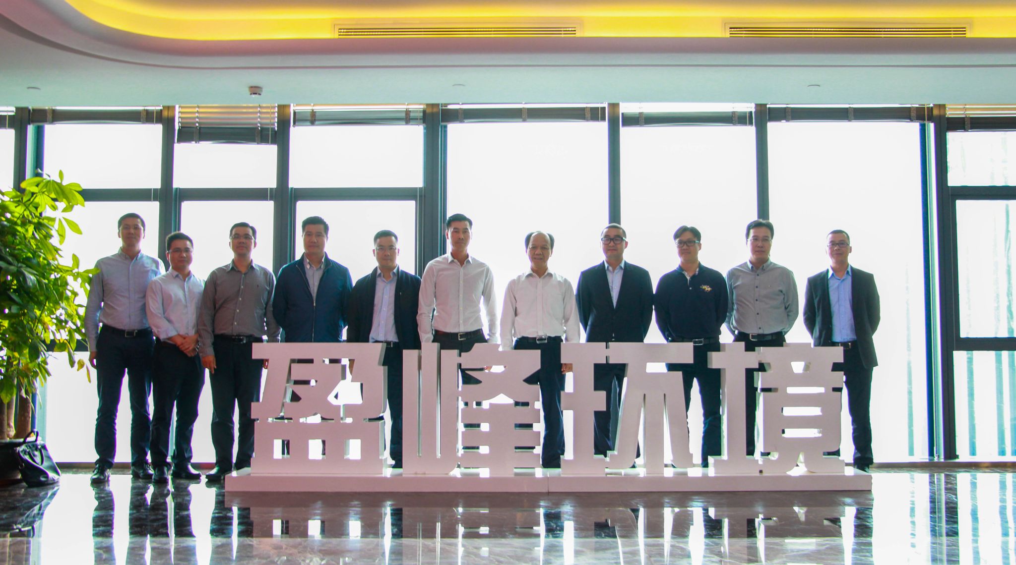 顺德区委书记郭文海一行莅临YABO鸭脖环境参观考察