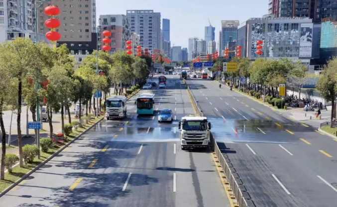 虎虎生威迎新春丨YABO鸭脖环境环卫作业扮靓城市佳节新容颜